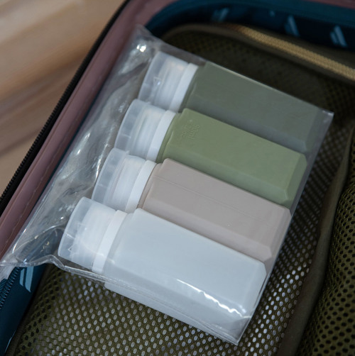 Hvor meget væske må man medbringe i fly. Få gode råd i NEYE håndbagage guide.