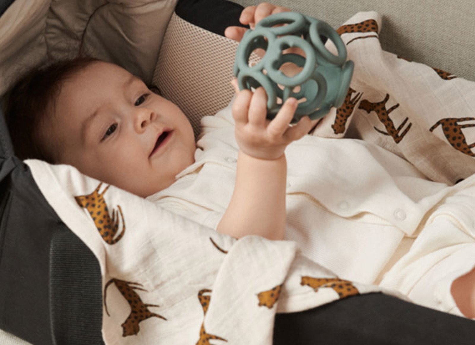 Velkommen til NEYEs univers af babytilbehør og legetøj til de mindste