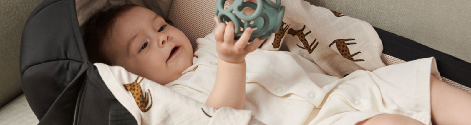 Velkommen til NEYEs univers af babytilbehør og legetøj til de mindste