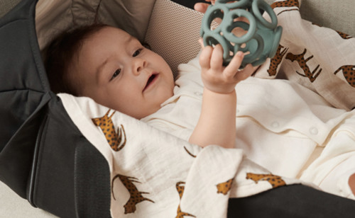 Dyk ned i NEYEs babyunivers og find dine favoritter til puttetid og hyggelige stunder med baby