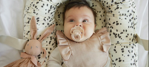 Forkæl baby eller en nybagt forældre. Shop babytilbehør i flot design på neye.dk