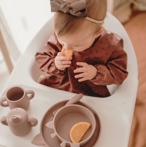 Baby der spiser i højstol. Shop i det store udvalg af babytilbehør på neye.dk