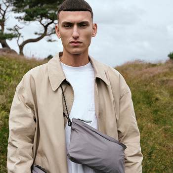 Mand med DAY ET No Rain crossbody. Se det store udvalg af tasker til festival på neye.dk