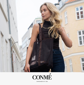 Ung kvinde med Conmé shopper. Se det store udvalg af tasker til studiet på neye.dk