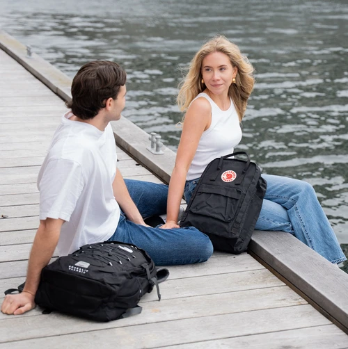Unge mennesker med Fjällräven og The North Face rygsække. Se det store udvalg af tasker til studerende på neye.dk