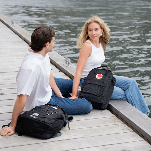 Unge mennesker med Fjällräven og The North Face rygsække. Se det store udvalg af tasker til studerende på neye.dk