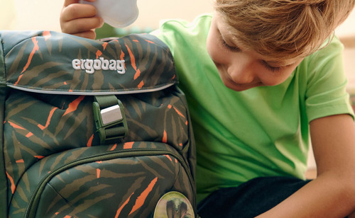 Dreng med Ergobag skoletaske. Se Ergobag skoletaske guide på neye.dk