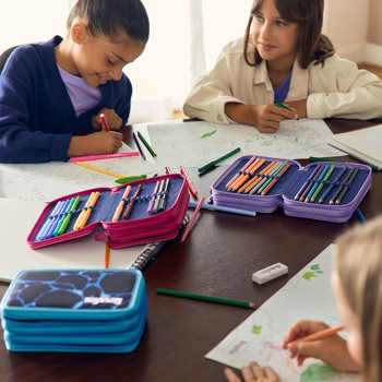 Barn med Ergobag pennskrin. Se alla Ergobag pennskrin på neye.se