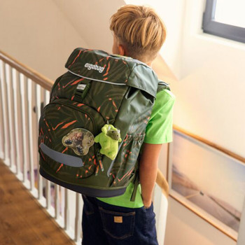 Pojke med Ergobag Flex Exbeardition skolväskor. Se alla Ergobag skolväskor på neye.se