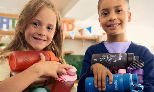 Barn med vattenflaskor från Ergobag. Upptäck tillbehör till skolan från Ergobag på neye.se