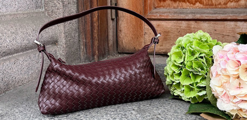 Taske i flet. Stort udvalg af tasker i flettet look på neye.dk