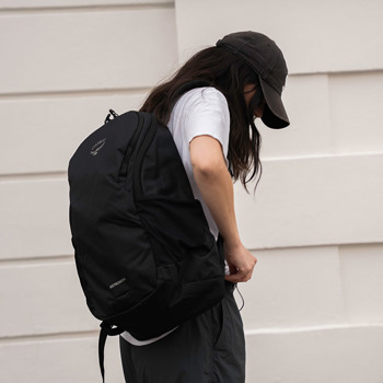 Favoritter til Blå mandag. Få inspiration til tasker og accessories på neye.dk