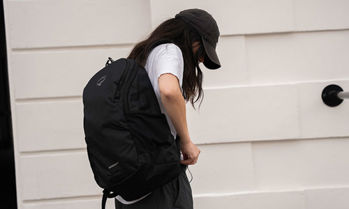 Ung pige med sort Osprey rygsæk. Stort udvalg af rygsække på neye.dk