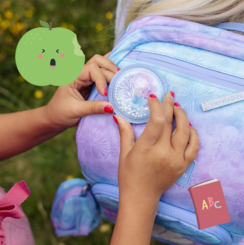 Barn der pynter sin skoletaske med en velcro-badge. Se det store udvalg til skoledagen på neye.dk