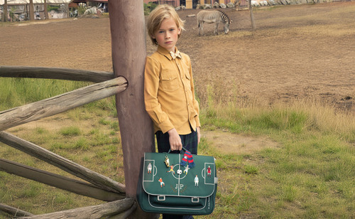 Dreng med Jeune Premier skoletaske. Stort udvalg til skoledagen på neye.dk