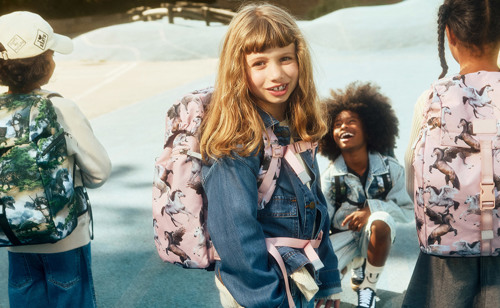 Børn med Molo skoletasker. Stort udvalg til skoledagen på neye.dk