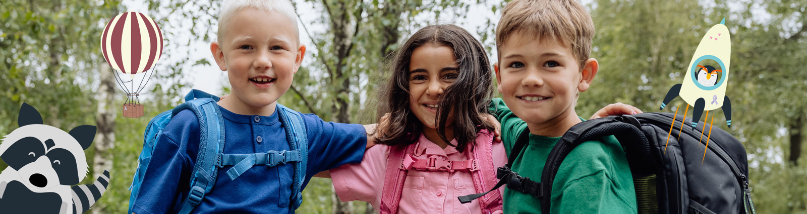 Piger og drenge med skoletasker. Bliv klar til skolestart med guiden på neye.dk