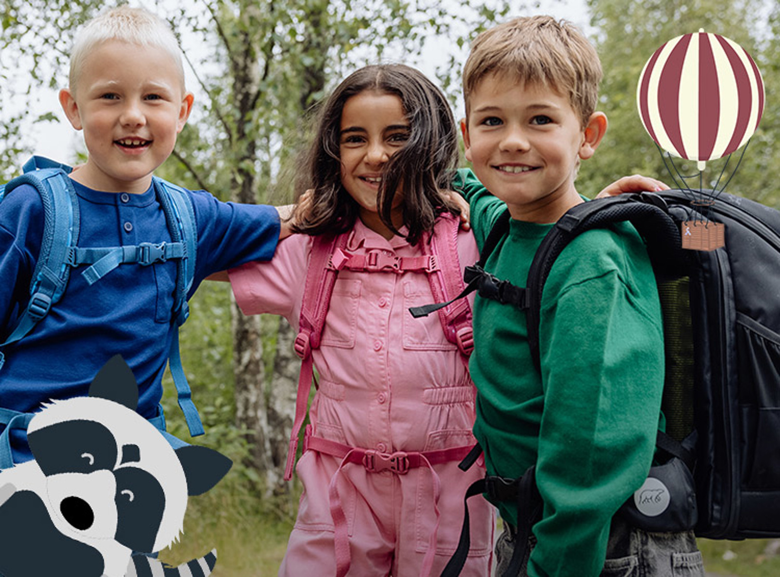 Piger og drenge med skoletasker. Bliv klar til skolestart med guiden på neye.dk