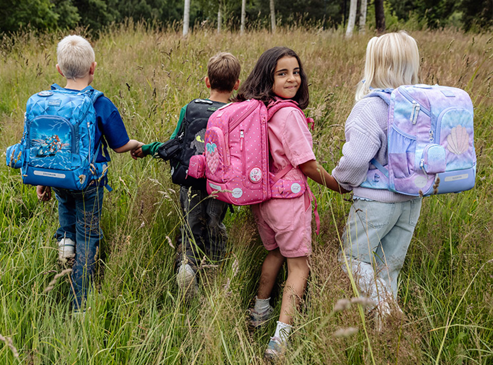 Børn med skoletasker. Få gode råd og vælg den rigtige skoletaske på neye.dk