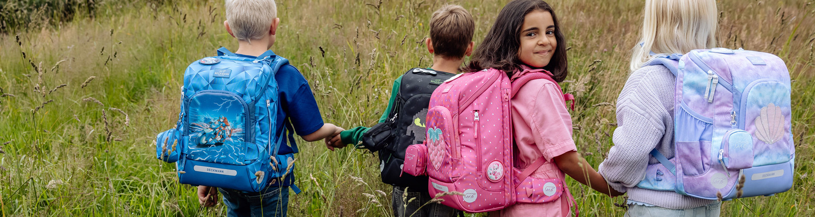 Børn med skoletasker. Få gode råd og vælg den rigtige skoletaske på neye.dk