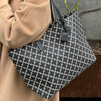 By Malene Birger Shopper Abigail Svart