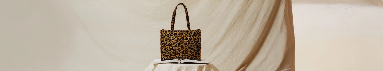 Adax Grace Molino skuldertaske med leopardmønster. Mød det danske brand Adax på deres brandunivers på neye.dk