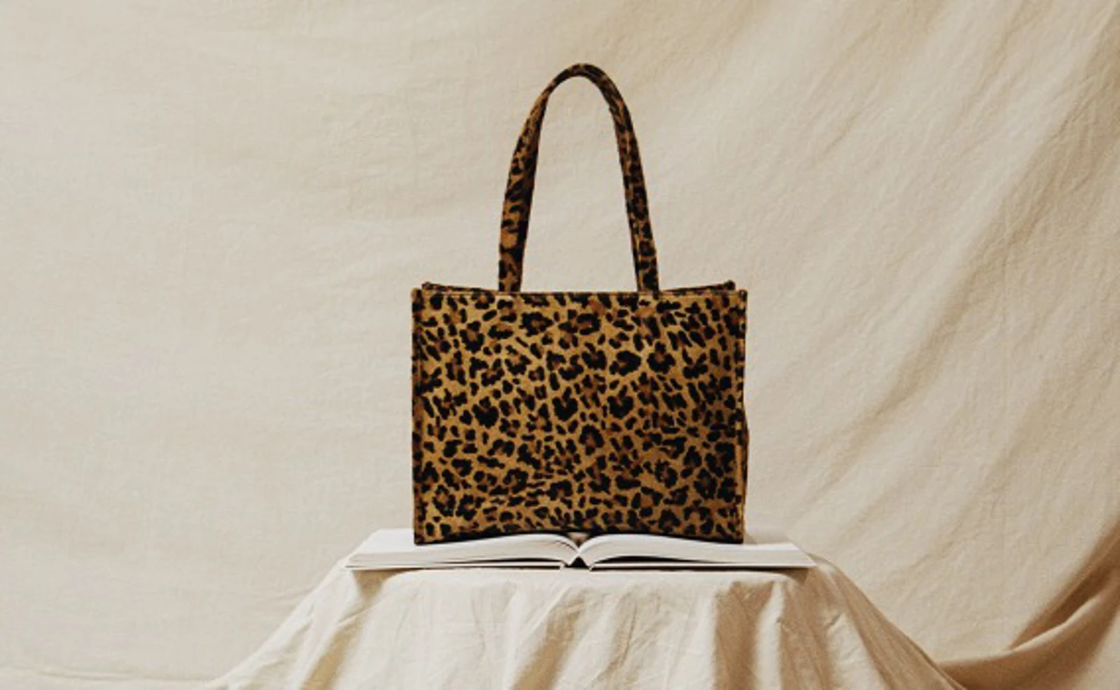 Adax Grace Molino skuldertaske med leopardmønster. Mød det danske brand Adax på deres brandunivers på neye.dk