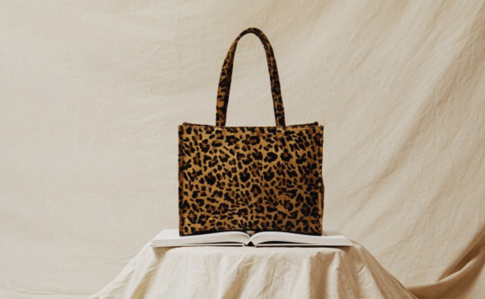 Adax Grace Molino skuldertaske med leopardmønster. Mød det danske brand Adax på deres brandunivers på neye.dk