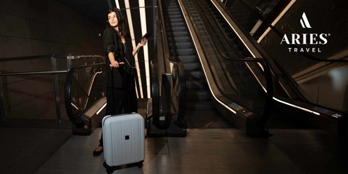 Kvinna med Aries Travel Palermo resväska. Stort urval av Aries Travel resväskor och resetillbehör på neye.se