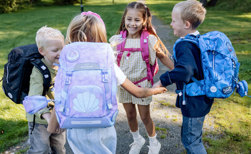 Glade børn med skoletasker på ryggen. Se Beckmann skoletaske guide på neye.dk