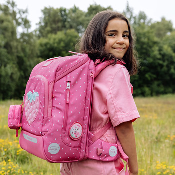 Pige med Beckmann Active Air FLX Strawberry. Se alle Beckmann skoletasker på neye.dk
