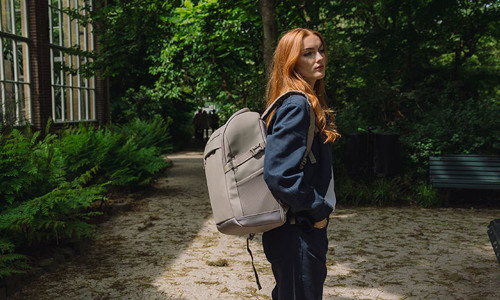 Kvinde med Beckmann Street FLX Warm Grey. Shop Beckmann tasker og rygsække til voksne på neye.dk