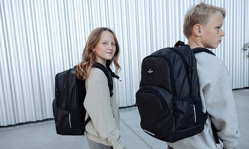 Pige og dreng med Beckmann Sport Junior Black Coated skoletasker. Stort udvalg af skoletasker til 3-7 klasse på neye.dk