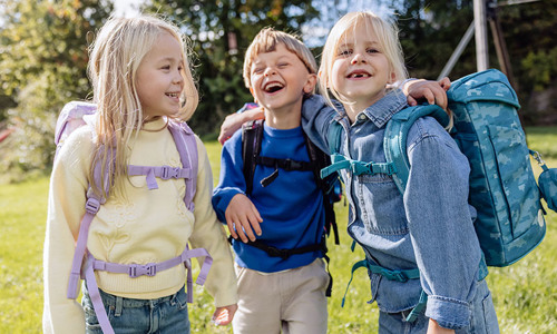 Glade børn med Beckmann skoletasker. Stort udvalg af skoletasker til 0-2 klasse på neye.dk 