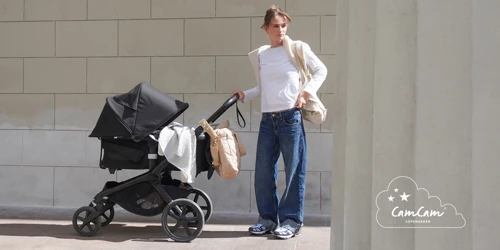 Ung kvinde med barnevogn og Cam Cam pusletaske. Stort udvalg af Cam Cam Copenhagen på neye.dk