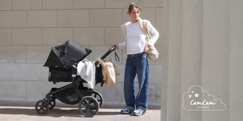 Ung kvinde med barnevogn og Cam Cam pusletaske. Stort udvalg af Cam Cam Copenhagen på neye.dk