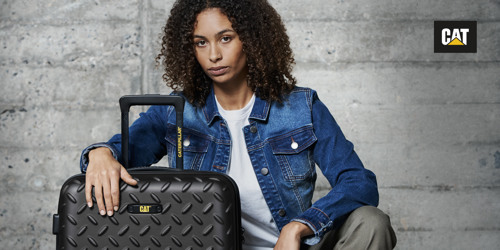 Kvinna med Cat Industrial Plate resväska. Köp Cat Bags resväskor på neye.se
