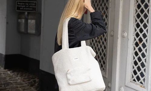 Conme tote bag i teddy look. Stort udvalg af Conme shopper tasker på neye.dk