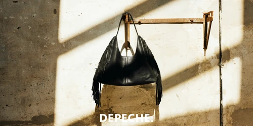 Sort Depeche lædertaske med frynser. Se det store udvalg af Depeche tasker på neye.dk