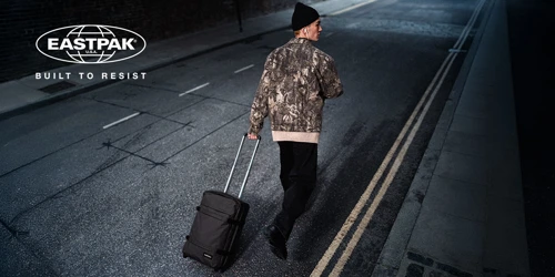 Ung mand med Eastpak kuffert. Stort udvalg af Eastpak rygsække, tasker og kufferter på neye.dk