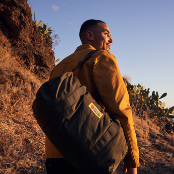 Mand med Fjällräven Vardag Duffel bag. Stort udvalg af Fjällräven rejsetasker på neye.dk