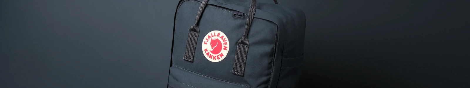 Sort Fjällräven Kånken rygsæk. Lær Fjällräven at kende på deres brandunivers på neye.dk