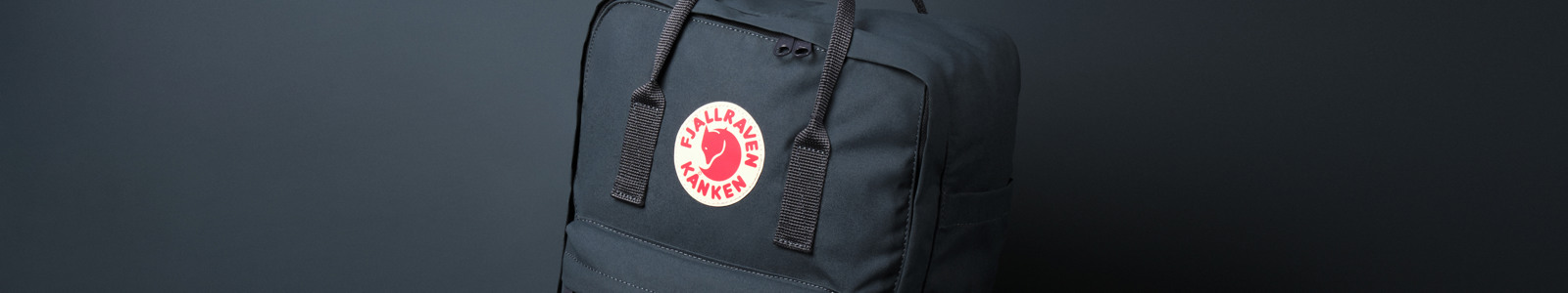 Sort Fjällräven Kånken rygsæk. Lær Fjällräven at kende på deres brandunivers på neye.dk