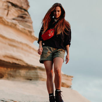 Kvinde med Fjällräven High Coast Hip Pack. Se det store udvalg af Fjällräven bæltetasker på neye.dk