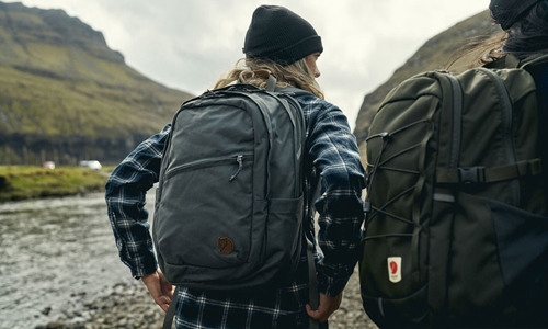 Ung kvinde i naturen med Räven backpack. Se det store udvalg af Fjällräven rygsække på neye.dk