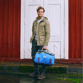 Mand med Fjällräven duffel bag. Se alle Fjällräven rejsetasker på neye.dk