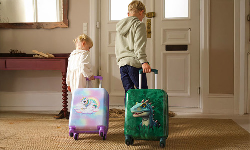 Pige og dreng med børnekufferter med unicorn og dinosaur motiver. Shop Grow børnekuffert på neye.dk