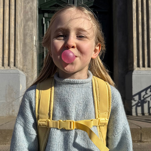 Pige med gul skoletaske. Shop Grow skoletasker på neye.dk