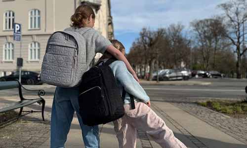 Piger med Grow skoletasker i quiltet design. 