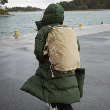 Kvinde med Haglöfs duffel bag. Stort udvalg af Haglöfs rejsetasker på neye.dk